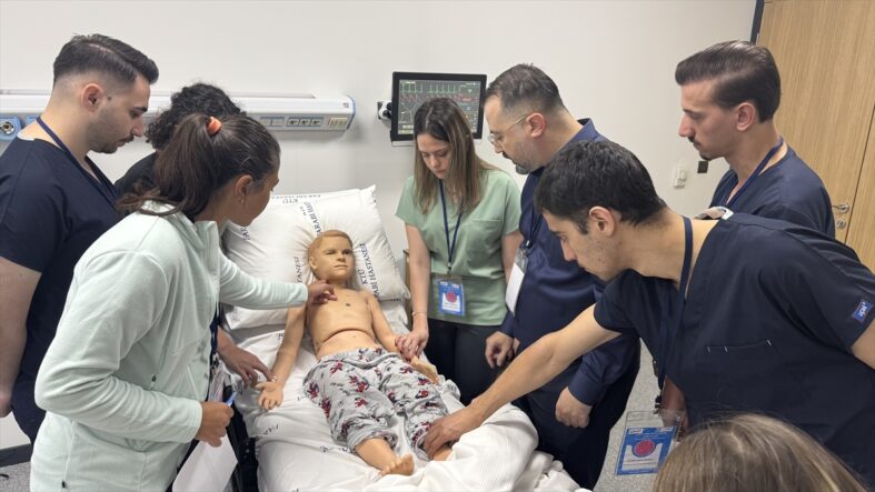 AA-20250919-39160426-39160419-TIP_OGRENCILERI_VAKAYA_MUDAHALE_BECERILERINI_SIMULASYONLA_GELISTIRIYOR