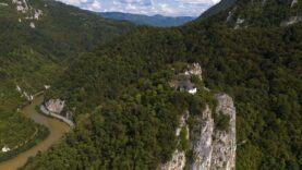 AA-20250921-39180343-39180336-BOSNA_HERSEKTEKI_FETHIN_SIMGESI_KUSLAT_CAMISI_5_ASIRDAN_FAZLADIR_AYAKTA