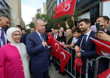 Cumhurbaşkanı Erdoğan, ABD'deki Türkevi'ne girişinde sevgi gösterileriyle karşılandı