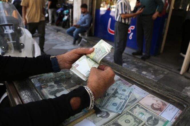 AA-20251006-39327473-39327454-IRAN_MECLISI_ULUSAL_PARA_BIRIMINDEN_DORT_SIFIR_ATILMASINA_ILISKIN_YASA_TASARISINI_KABUL_ETTI