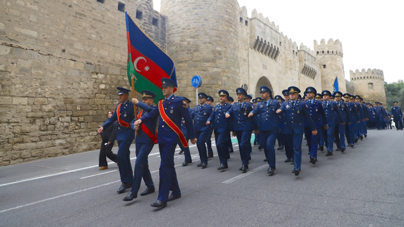 Azerbaycan’da 2. Karabağ Zaferi’nin 5. yılı öncesi Zafer Günü kutlamaları başladı. Bakü’de düzenlenen askeri yürüyüşte halk büyük coşku yaşadı, çocukların askerleri selamladığı anlar duygulandırdı.