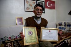 AA-20260208-40497001-40497000-TURK_SILAHLI_KUVVETLERINI_GUCLENDIRME_VAKFINA_BAGISI_DOLAYISIYLA_ALDIGI_BERAT_VE_MADALYASINA_GOZU_GIBI_BAKIYOR